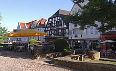 Das Gasthaus Therme-Blick mit 10 Ferienwohnungen in Bad Driburg wartet auf Ihren Besuch. Die Ferienwohnungen sind modern und komfortabel ausgestattet und in verschiedenen Größen angelegt. Die Ferienwohnung Bad Driburg liegt ruhig außerhalb des Stadtzentrums. Bad Driburg Ferienwohnung im Gästehaus Therme-Blick. Ferienwohnungen in Bad Driburg mit moderner Ausstattung.