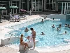 Das Gasthaus Therme-Blick mit 10 Ferienwohnungen in Bad Driburg wartet auf Ihren Besuch. Die Ferienwohnungen sind modern und komfortabel ausgestattet und in verschiedenen Größen angelegt. Die Ferienwohnung Bad Driburg liegt ruhig außerhalb des Stadtzentrums. Bad Driburg Ferienwohnung im Gästehaus Therme-Blick. Ferienwohnungen in Bad Driburg mit moderner Ausstattung.